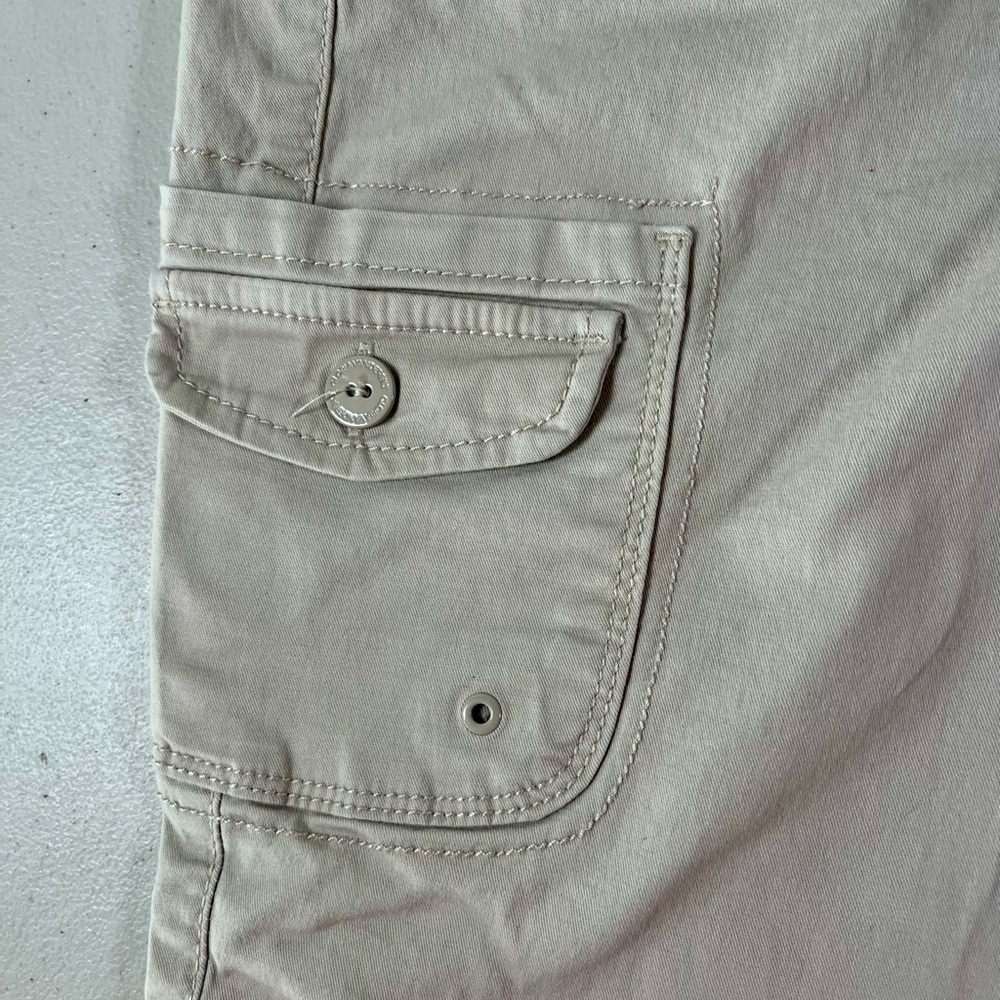2 pair size 10 shorts for women- Lee Natural Fit, Gloria Vanderbilt Cream Cargo - Picture 4 of 17